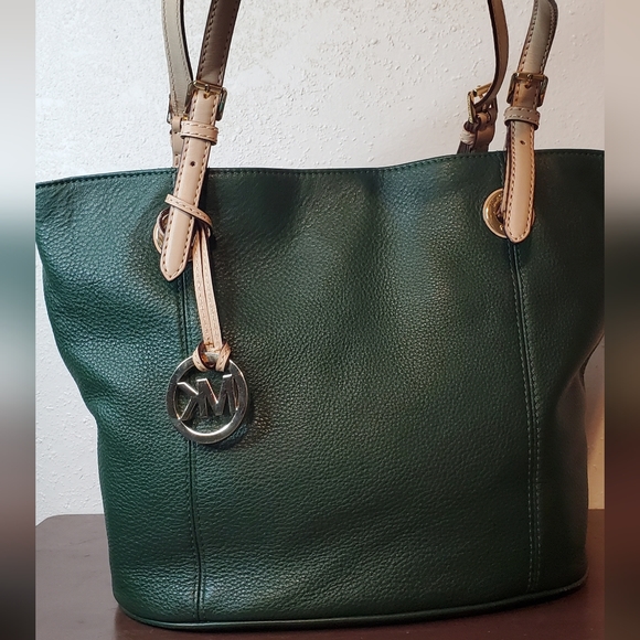 Beautiful Emerald Michael Kors - Picture 12 of 12